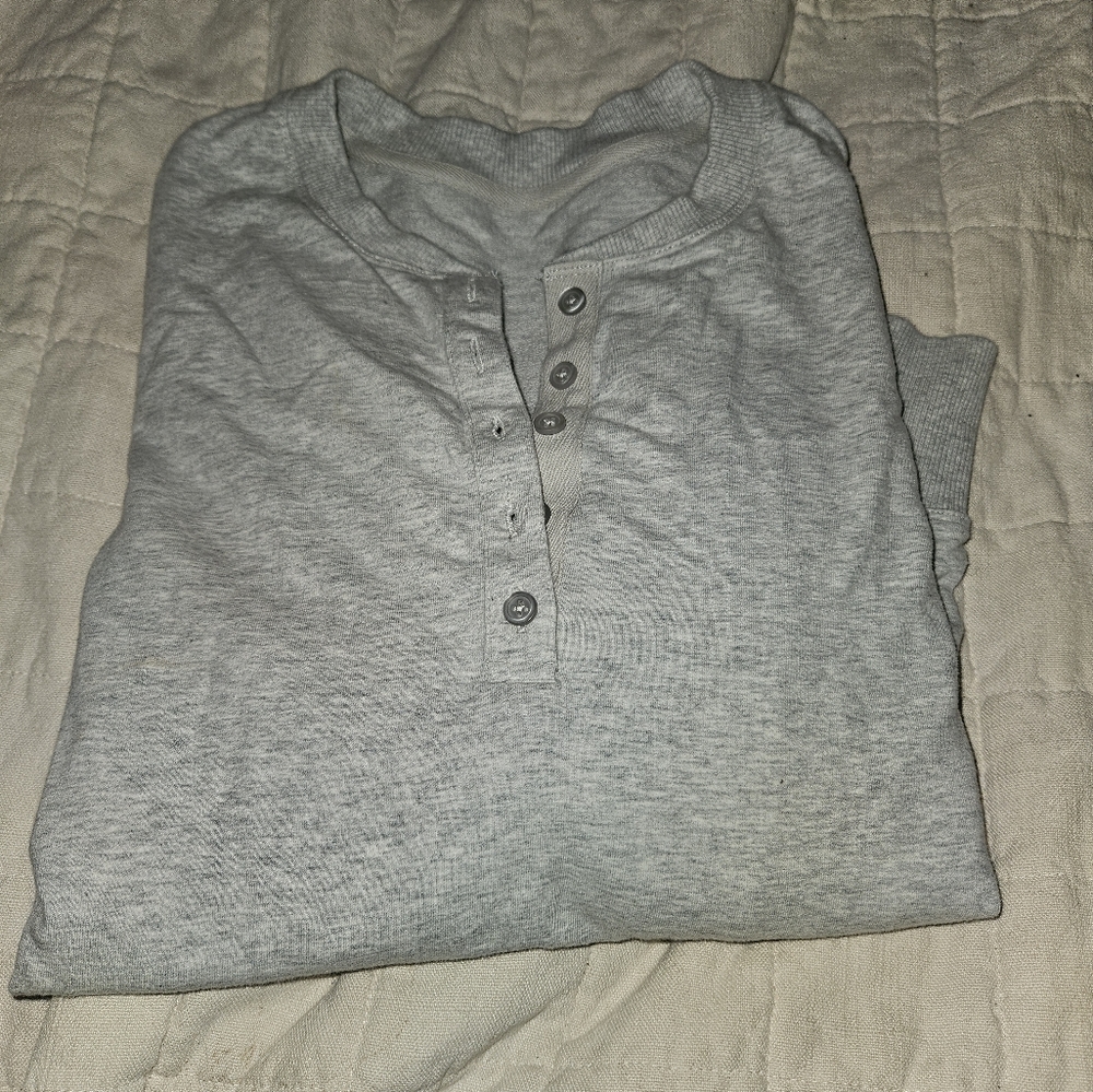 Vuori // Women’s Cozy Gray Sweatshirt // Size M